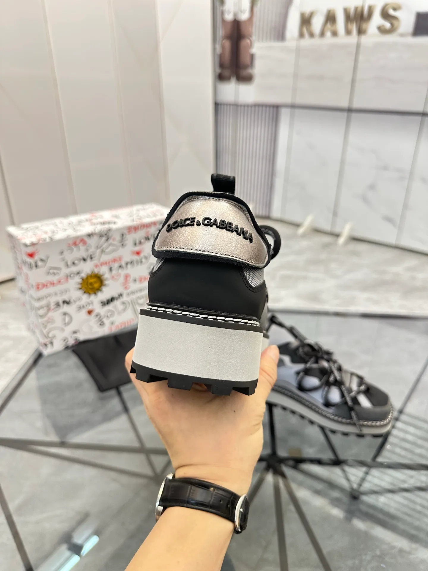 Men's shoes: 💰P660¥ Top high-end quality Product trademark: DG "Dolce & Gabbana*" low-top casual shoes Regular size: 39-45 (can be customized to 46.) Product material: Upper imported first-layer cowhide spliced ​​with breathable fly weave, breathable lining, original outsole. No.: 6225